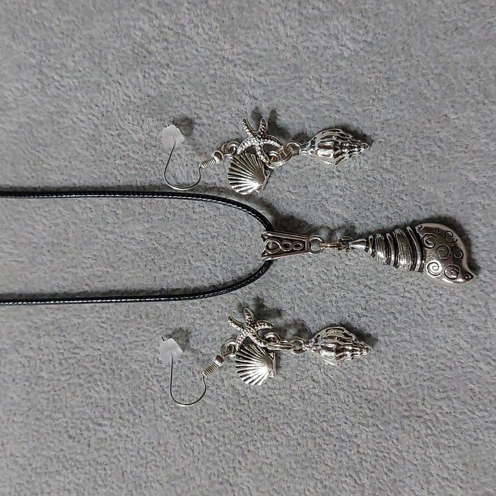 Sea shell 🐚 necklace and earrings jewelry set